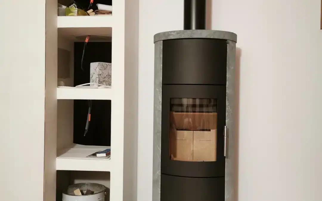 Poêle à bois Heta habillage pierre à Écotay-l&rsquo;Olme